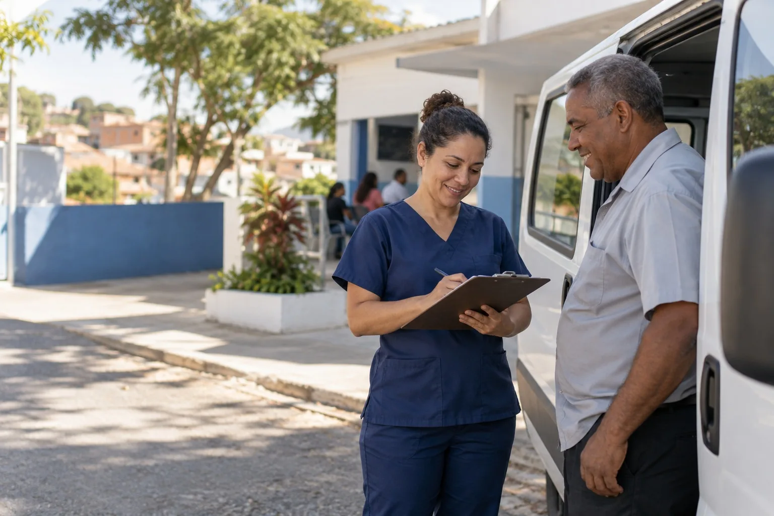 Pessoas de profissoes diferentes em contexto de trabalho